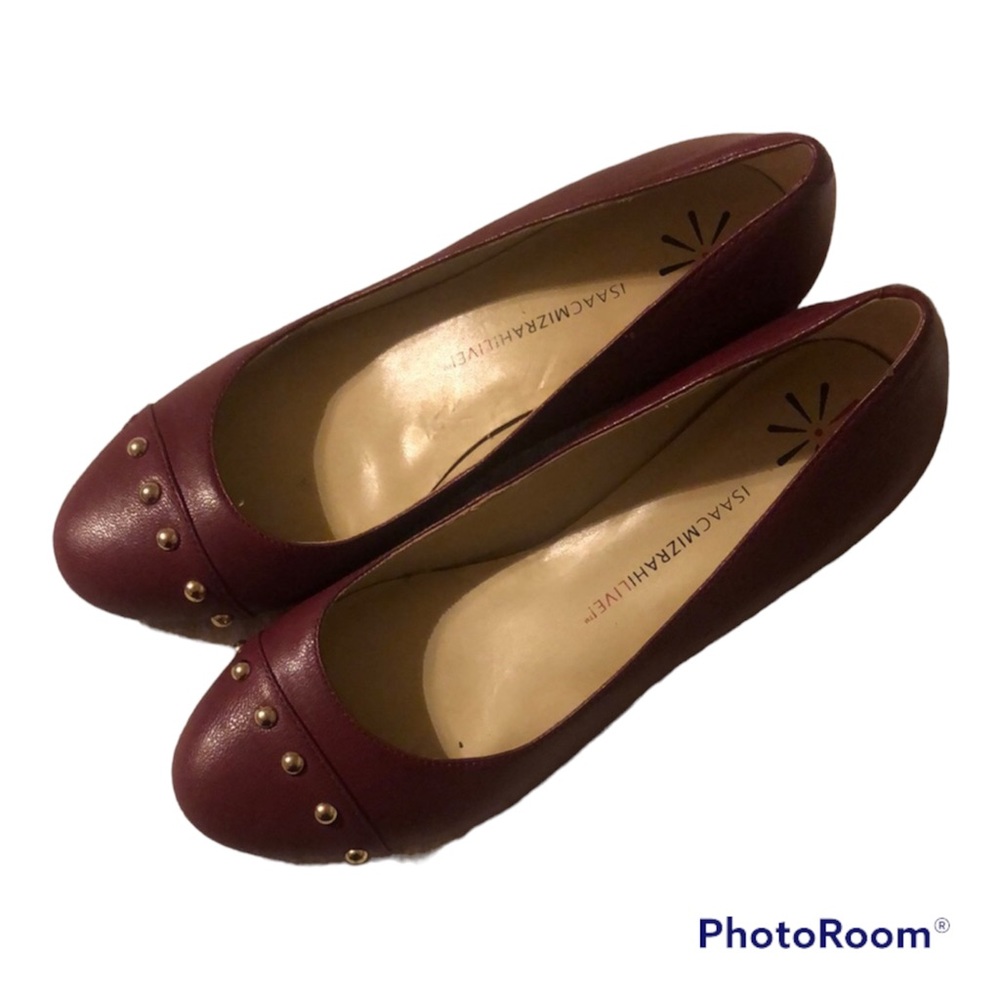 Woman’s Isaac Mizrahi burgundy spring beaded heeled shoes